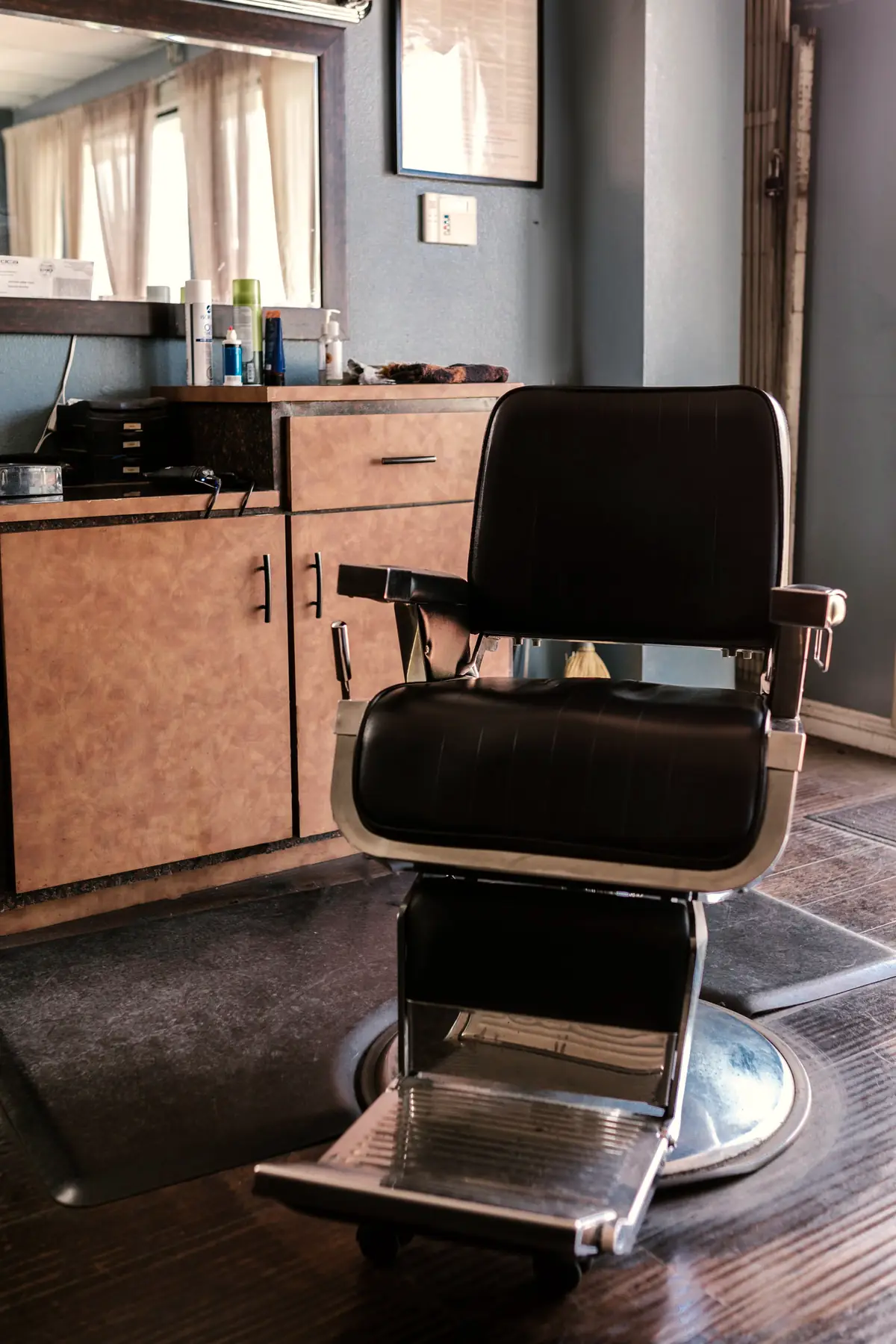 Sillón de barbería clásico en un local vacío