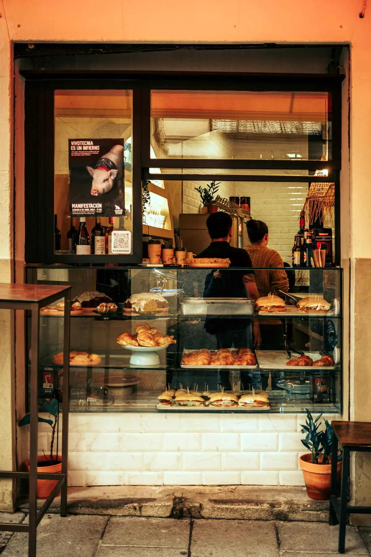Escaparate de una panadería de barrio con bollería y pan a la vista